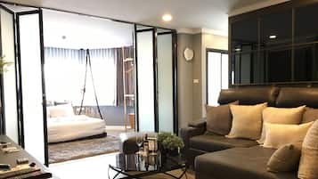 2-Bedroom Condo | Sala de estar | Televisión de pantalla plana de 43 pulgadas con canales por cable