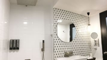 Standaard kamer | Badkamer | Een aparte badkuip en douche, een diep bad, gratis toiletartikelen