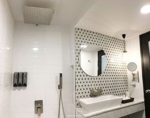 2-Bedroom Condo | Salle de bain | Baignoire et douche séparées, baignoire relaxante profonde