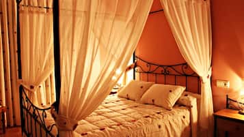 Escritorio, cortinas opacas, tabla de planchar con plancha