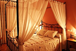 Escritorio, cortinas blackout y tabla de planchar con plancha 