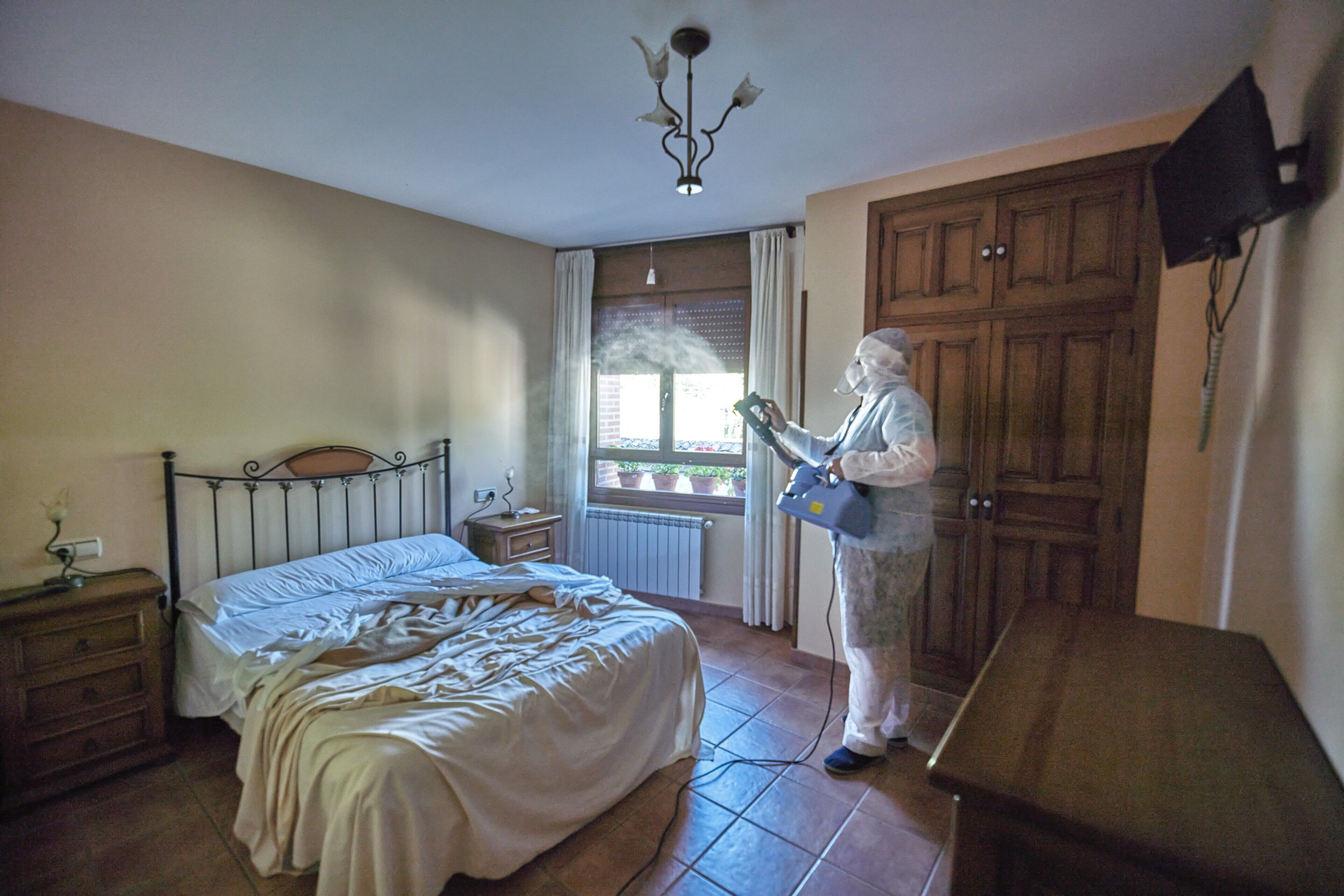 standard double or twin room | desk, blackout curtains, iron/ironing board, free cots/infant beds