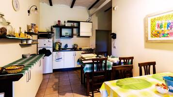 Sudah termasuk sarapan masakan setempat setiap hari