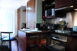 大型冷蔵庫、電子レンジ、オーブン、コンロ