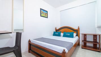 Planxa i posts de planxar, wifi gratuïta i roba de llit