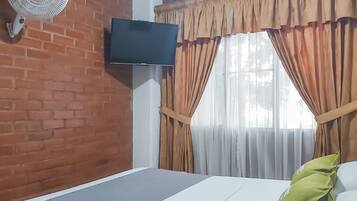 Tabla de planchar con plancha, wifi gratis, ropa de cama