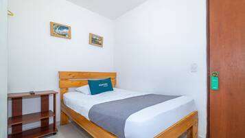 Habitación individual | Tabla de planchar con plancha, wifi gratis y ropa de cama