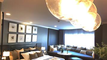 3-Bedroom Condo | 3 ห้องนอน, ตู้นิรภัยในห้องพัก, โต๊ะทำงาน, ผ้าม่านกันแสง