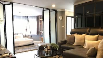 3-Bedroom Condo | 3 ห้องนอน, ตู้นิรภัยในห้องพัก, โต๊ะทำงาน, ผ้าม่านกันแสง