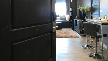 3-Bedroom Condo | Living area | 32-inch flat-screen TV with cable channels, TV