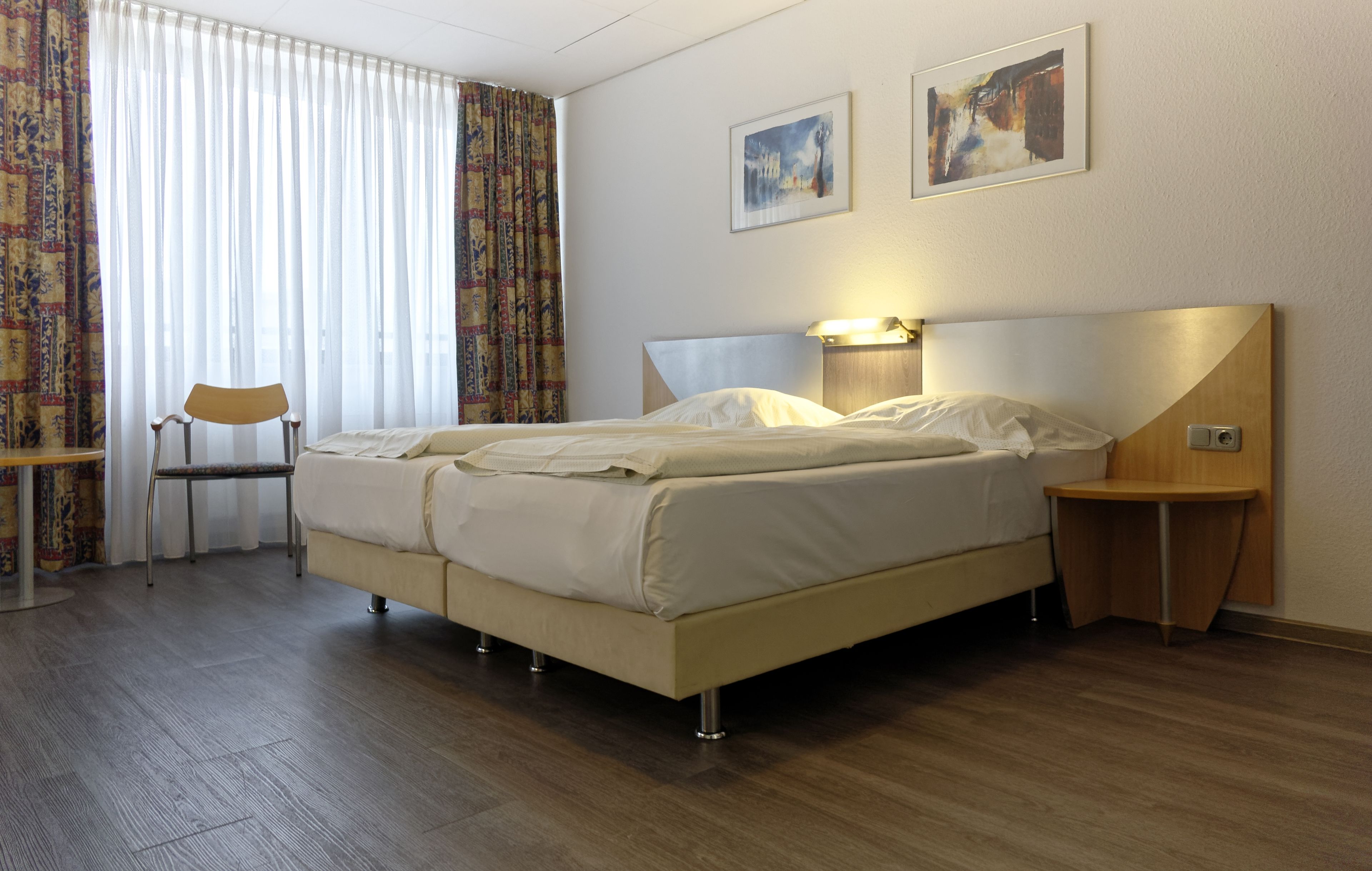 客房内保险箱、办公桌、隔音、熨斗/熨板