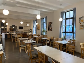 Café da manhã com buffet todos os dias (EUR 16 por pessoa)