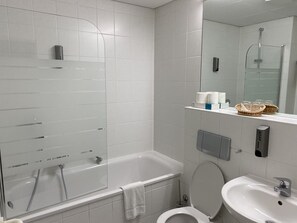 Triple Room | Bilik Mandi | Kelengkapan dandanan diri percuma, pengering rambut, tuala disediakan 