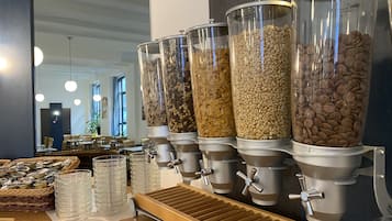 Se ofrece un desayuno bufé (16 EUR por persona)