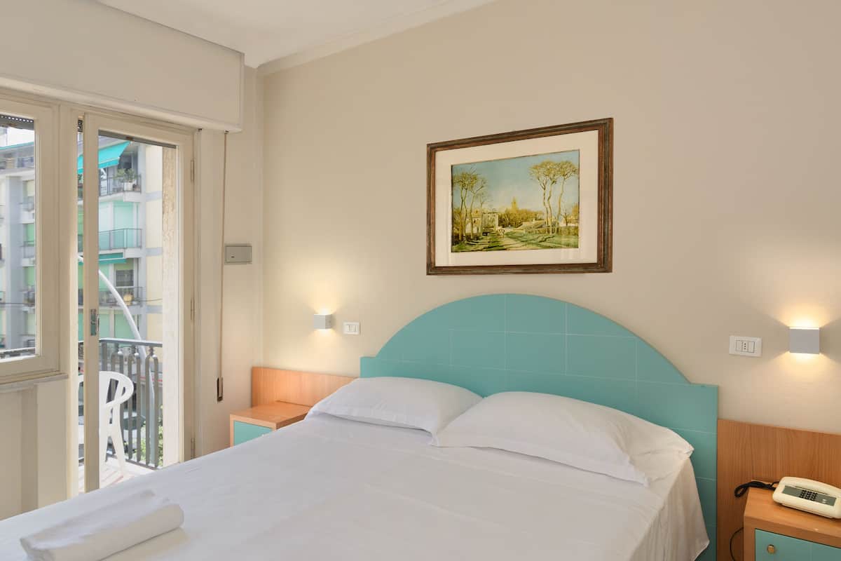 Hypo-allergenic bedding, minibar, in-room safe, desk