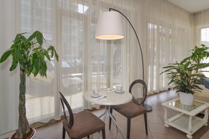 Tägliches Frühstücksbuffet (10 EUR pro Person)