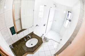 Shower, free toiletries, hair dryer, towels - Center Hotel (Xanxere)