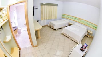 Quarto triplo superluxo, várias camas | Frigobar, escrivaninha, cortinas blackout, Wi-Fi de cortesia