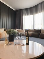 Estúdio | Área de estar | TV de tela plana 43 polegadas com canais a cabo, TV