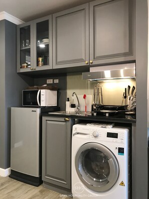 Stúdíóíbúð | Einkaeldhúskrókur | Ísskápur, örbylgjuofn, eldavélarhellur, kaffivél/teketill