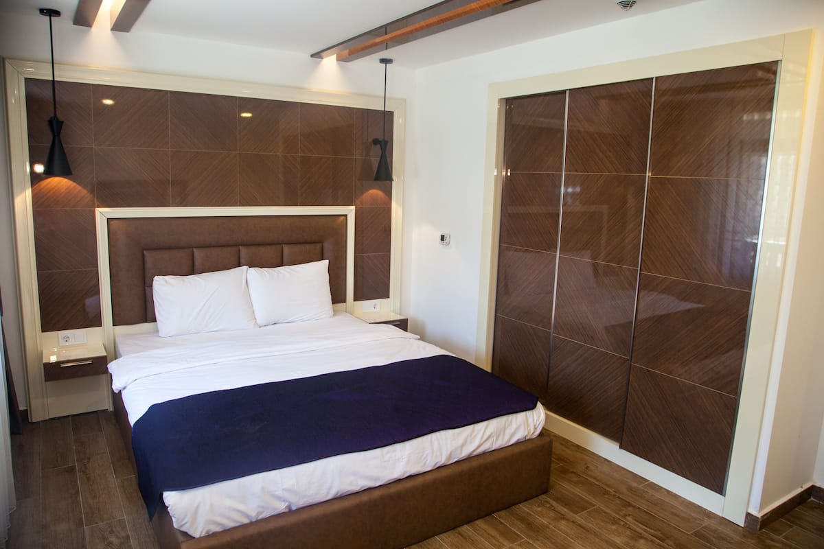 1 quarto, escrivaninha, roupa de cama