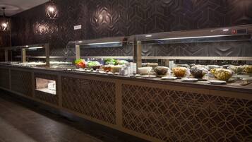 بوفيه فطور مجانًا يوميًا