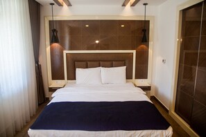 Escritorio y ropa de cama