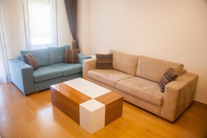 Escritorio y ropa de cama