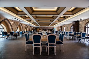 供应早餐��、午餐和晚餐