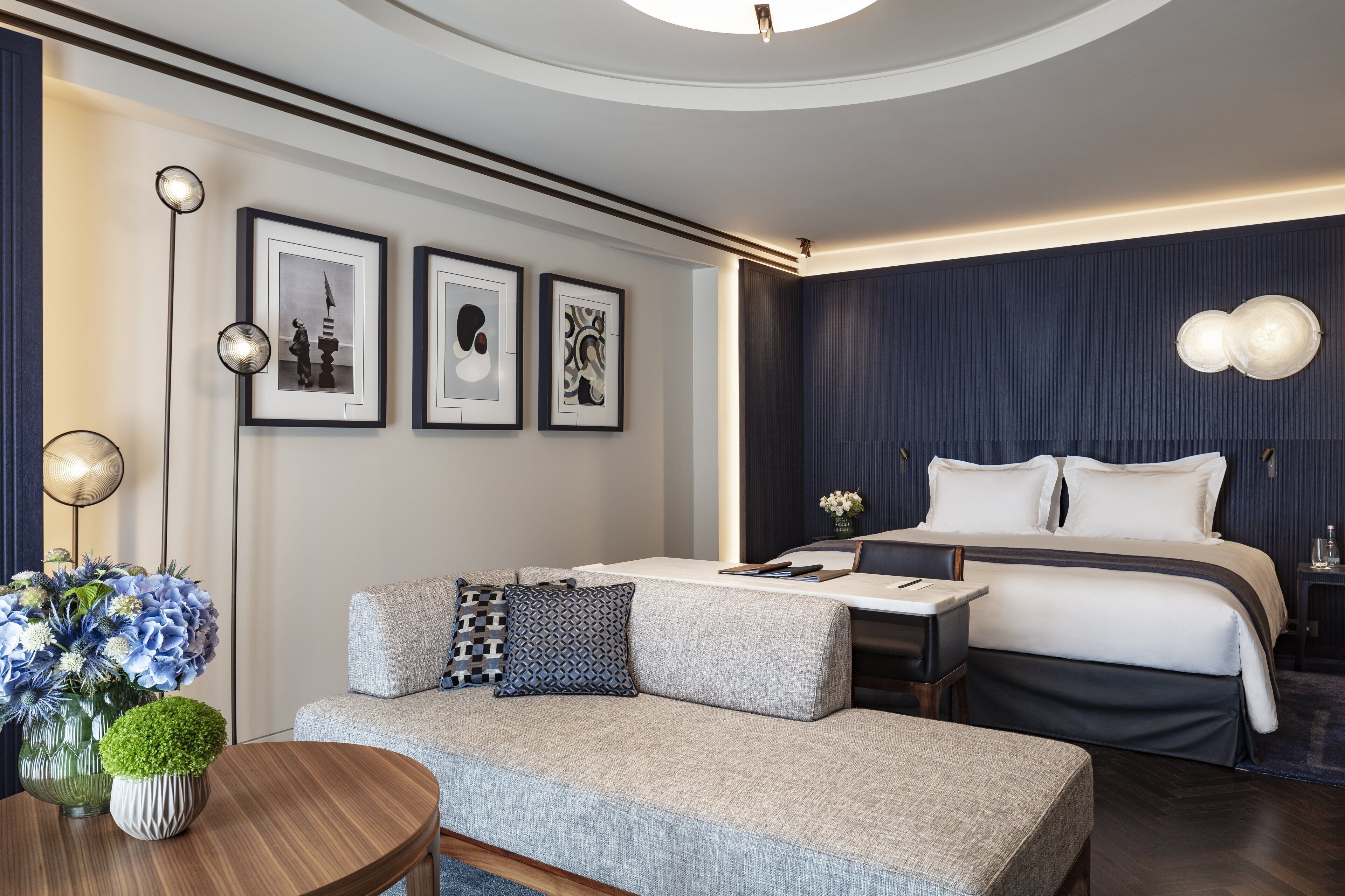 Seprai premium, busa memori, minibar, dan brankas