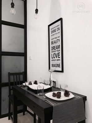 スタジオ | 客室内のダイニングエリア