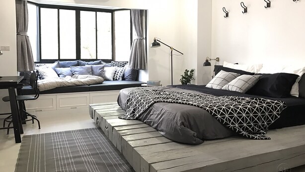 A modern bedroom with a bed, a desk, and a window with curtains. - Stay in Style The Heart of Nimman R208 (Chiang Mai)