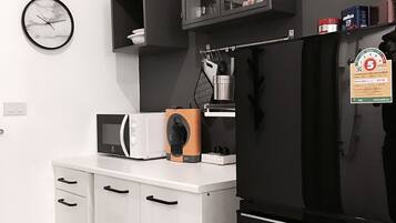 Studio | Private kitchenette | Fridge, microwave, coffee/tea maker, electric kettle