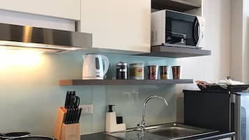Estudi | Cuina bàsica privada | Frigorífic, microones, placa de cuina i cafetera i tetera