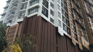 A high-rise building with multiple balconies and a modern architectural design. - Stay in Style On The Cloud (Chiang Mai)
