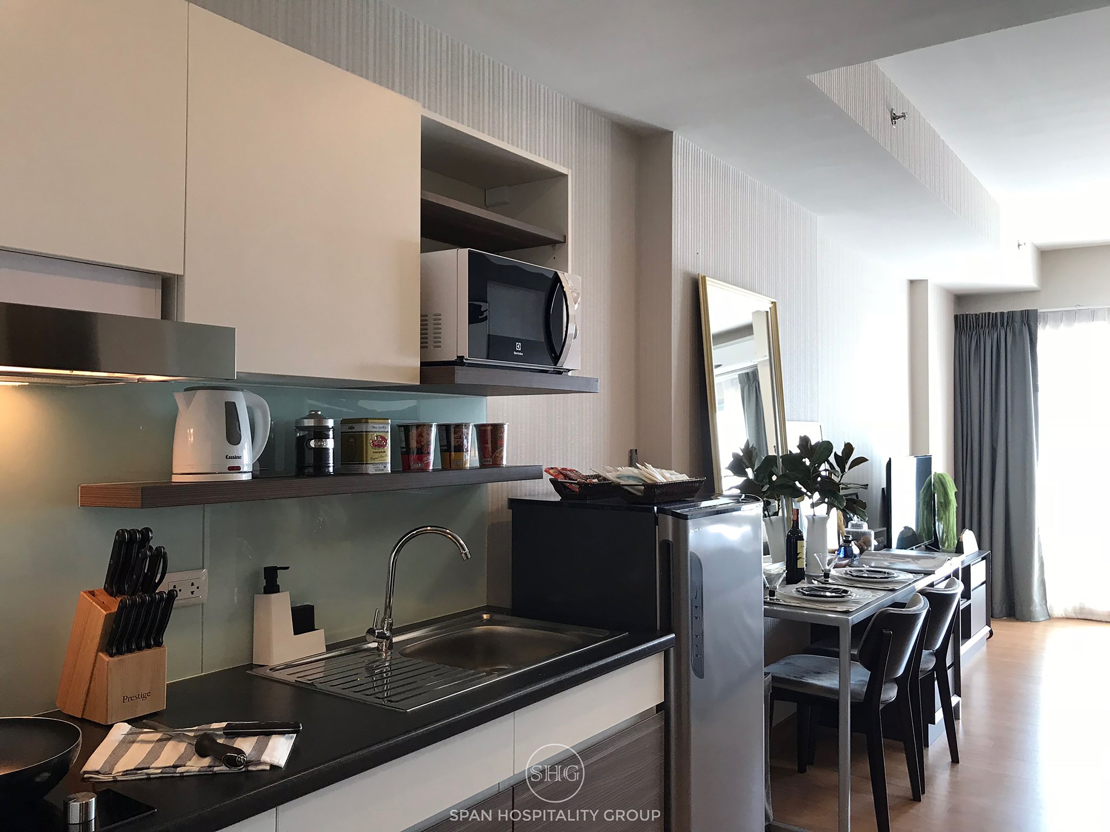 Studio | Private kitchen | Fridge, microwave, stovetop, coffee/tea maker