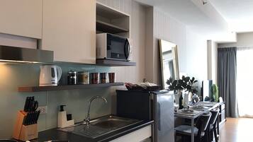 Studio | Private kitchen | Fridge, microwave, stovetop, coffee/tea maker