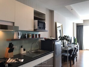 Studio | Eget kök | Kylskåp, mikrovågsugn, spishäll och kaffe- och tebryggare