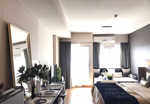 Studio | Vardagsrum | 43-tums platt-tv med kabelkanaler och tv