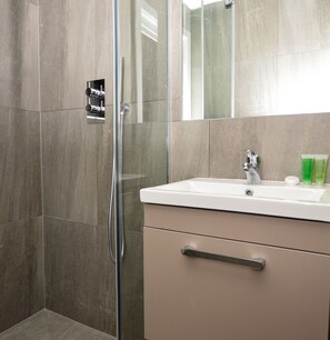 Economy studio | Badkamer | Een douche, een regendouche, gratis toiletartikelen, een haardroger