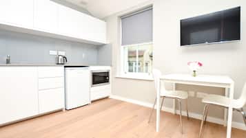 Standard Studio Apartment | 私人廚房 | 雪櫃、微波爐、爐具、電熱水壺