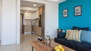 Apartamento superior, vistas al mar | Zona de estar | Una Smart TV