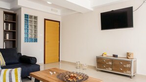 Apartamento superior, vistas a la montaña | Sala de estar | Una Smart TV