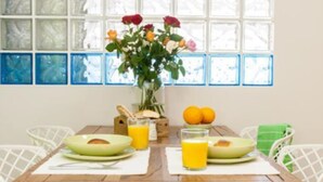 Apartamento superior, vistas a la montaña | Servicio de comidas en la habitación
