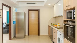 Apartamento superior, vistas a la montaña | Cocina privada | Cafetera o tetera, frigorífico, horno y placa de cocina