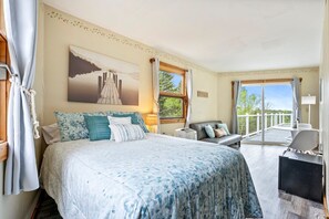 Rom (Cranberry) | Individuelt dekorert, individuelt innredet og skrivebord for bærbar PC