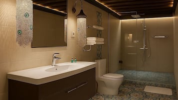 Suite | Bathroom | Shower, free toiletries, hair dryer, slippers