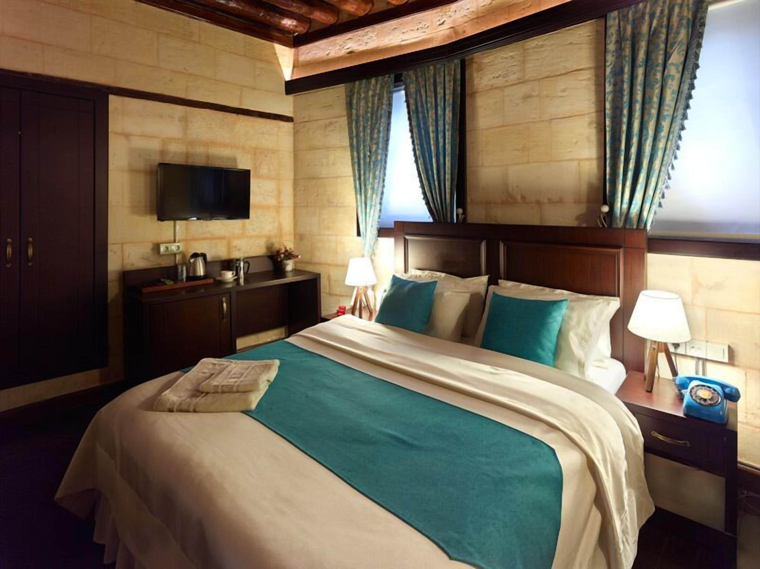 standard double room | minibar, desk, free cots/infant beds, free wifi