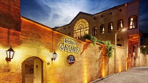 Un edificio histórico con un cartel que indica "Büyük Gazi Cami" y una entrada tradicional con arco.