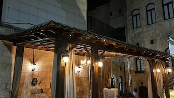 Fachada de la propiedad por la tarde o noche